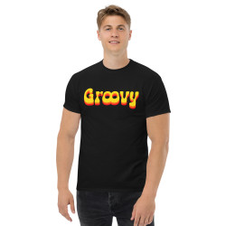 Man med tidlös svart t-shirt med Groovy-tryck på bröstet