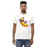 Man med vit t-shirt med festkllart banantryck