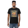 Modell som bär T-shirt med Halloween-motiv "Trick or Treat - Beware the Pumpkin".