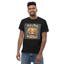 Modell som bär T-shirt med Halloween-motiv "Trick or Treat - Beware the Pumpkin".