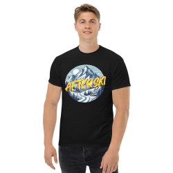 Kille med svart tshirt med runt tryck av ett snötäckt berg med texten AFTERSKI skrivet stort över