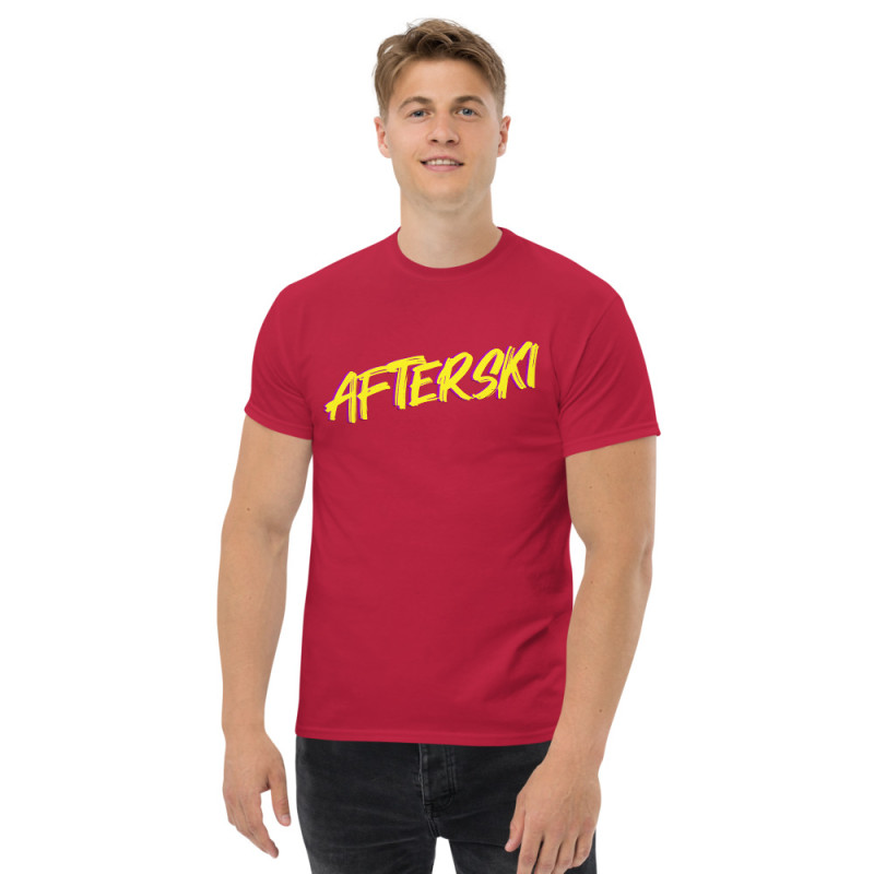 Man i röd AFTERSKI tshirt är redo för festen i fjällstugan